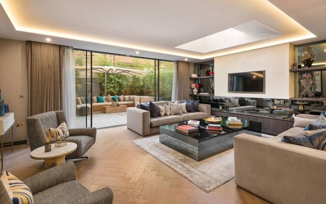 3 Bedroom Apartment With Garden in Knightsbridge