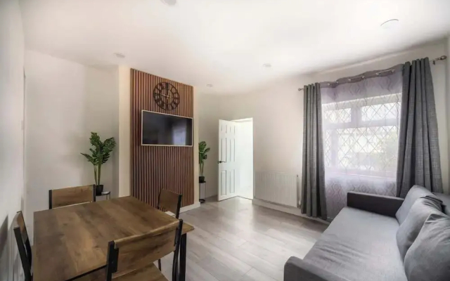 3bedroom 2 Bathroom House-free Parking 5 Beds