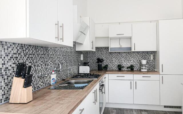 Commodious 2BR Apt. Near AKH-Perfect for Groups