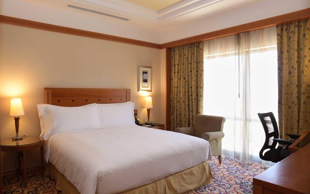 Holiday Inn Suites Kuwait Salmiya