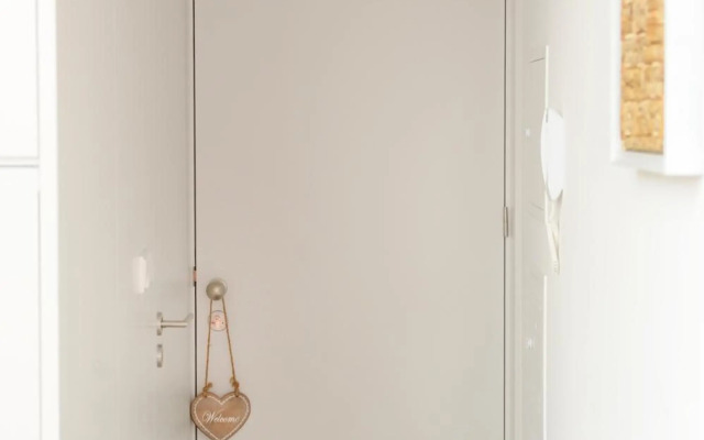 Sunday - Lovely Mezzanine with FREE PARKING