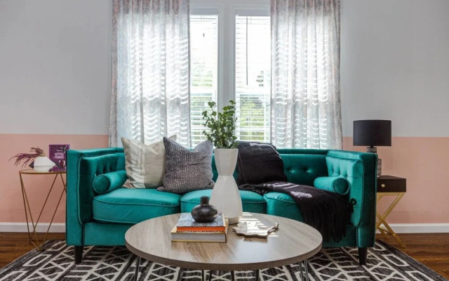 Stylish 3br/2ba Duplex Austin Home w/ Balcony