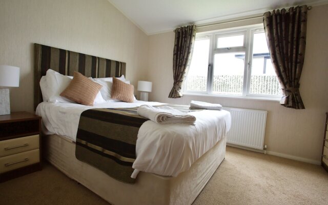 Beautiful 2-bed Lodge With hot tub and Saunain Ely