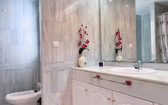 Spacious Poolside 3 Bedroom F-5