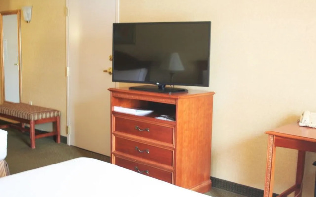 Holiday Inn Exp Suites Hazleton I-80