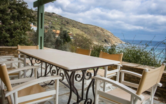 Sun-rock house by the sea by VillaRentalsgr