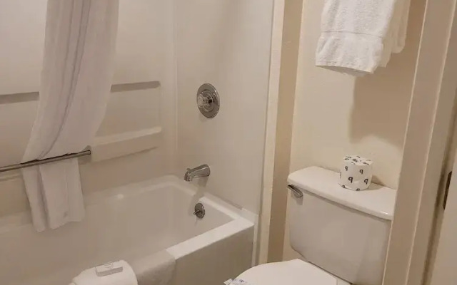 MorningGlory Inn & Suites