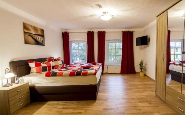 Courtyard View - Manor by the Lake