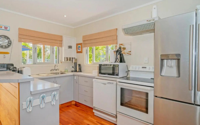 Oysters Retreat - Cooks Beach Holiday Home