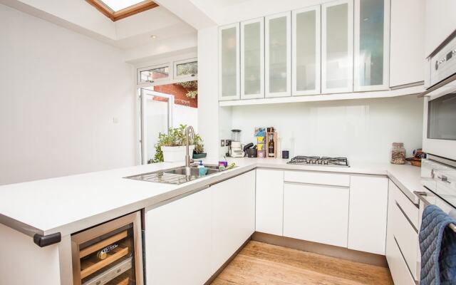 Bright 3 Bedroom Home in Clapham South