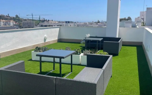 Brand new apartment with gym&rooftop pool.