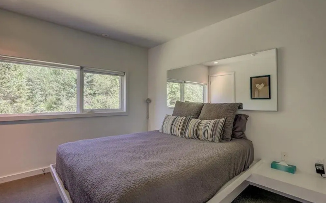 Neal Creek 2 Bedroom Home by RedAwning