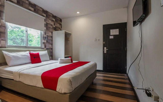 RedDoorz Plus near Mangga Besar Station 2