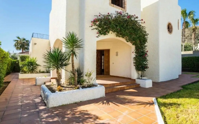 Spacious Holiday Home With Private Garden