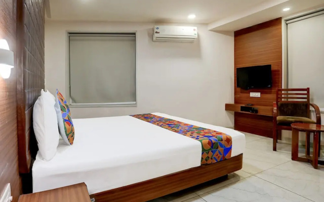 Hotel Simran Raghuveer Para by OYO Rooms