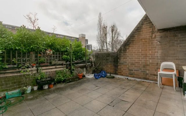 2 Bedroom Apartment in White City