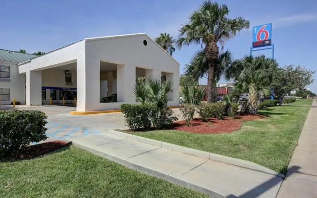 Studio 6 Laredo, TX - North I-35