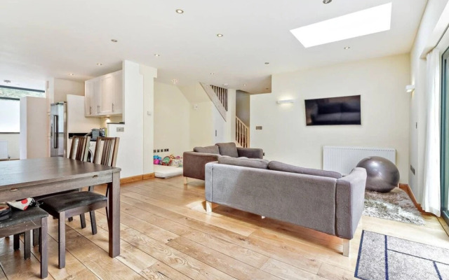 Stylish and Bright 3 Bedroom Duplex in North London