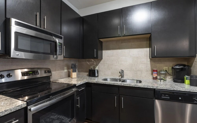 Luxurious & Cozy Midtown Texas Condo