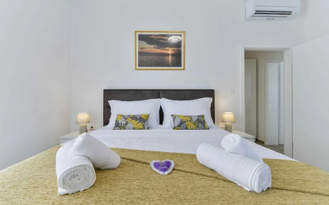 Vila Regina with pool