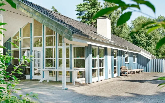 Spacious Holiday Home With Sauna in Aakirkeby