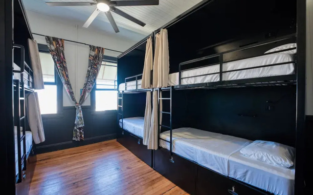Howzit Hostels Hawaii