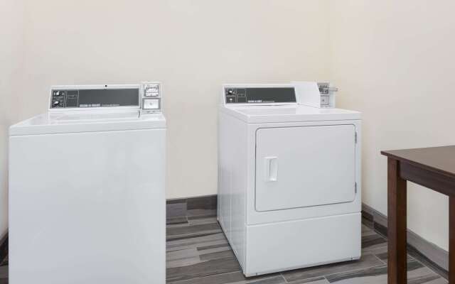 Days Inn & Suites by Wyndham Katy