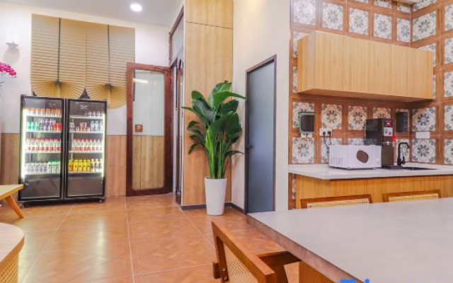 Sky Garden Rooftop Social Hostel | Steps to Bell Tower & Food St (24H & English-Friendly)
