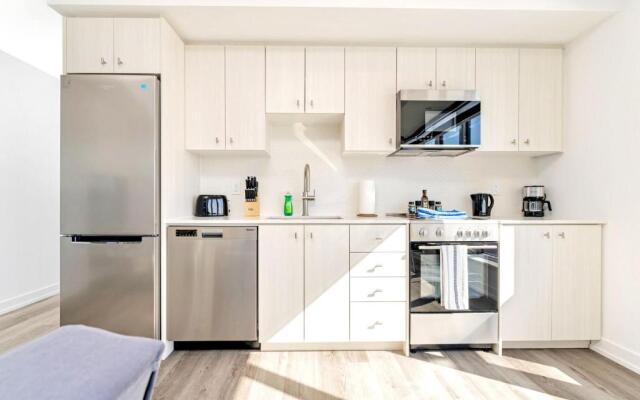 Luxury 1BR Condo - Private Balcony City Views