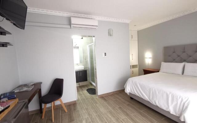 Lucolo Palace B&B - East London