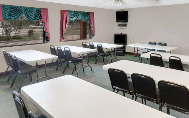 Super 8 by Wyndham Ocean Springs Biloxi