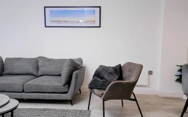 Salford - 2 Bed Apartment - Sleeps 4 - Wifi