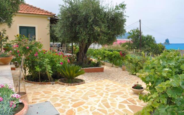Holiday House Angelos A on Agios Gordios Beach