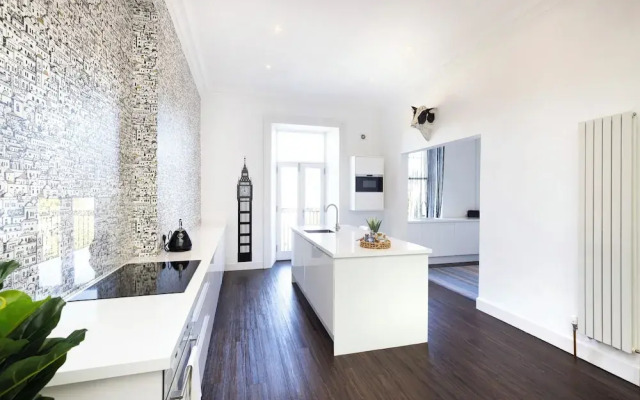 Delightful 3-bed Flat with Parking