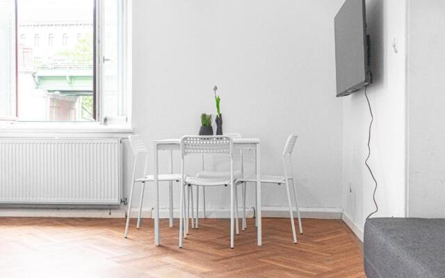 Classy 2BR Apt. w/ Exclusive Location near AKH