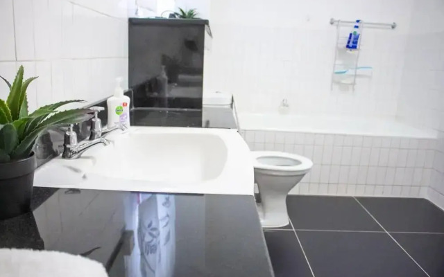 Inviting 3-bed Apartment In The City