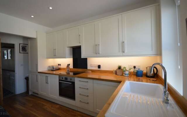 Charming 2 Bedroom Apartment Near Station