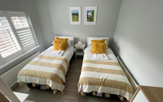 Large family Bungalow, parking & Bike Store BPW