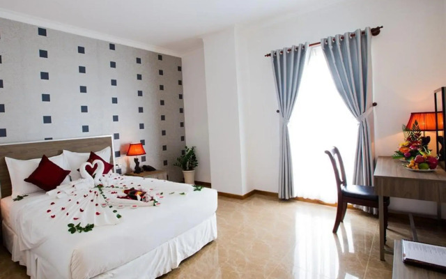 Den Long Do Hotel & Restaurant