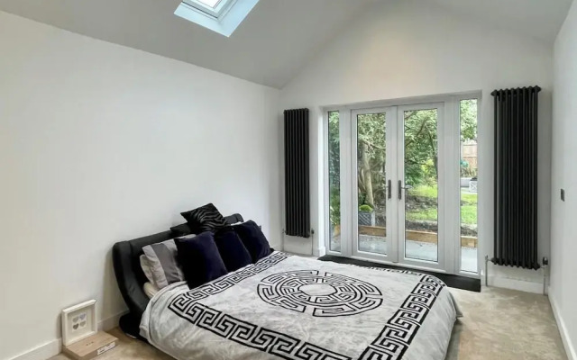 4 Bedroom House, Sleeps 8- Hot Tub, Pets, Parking