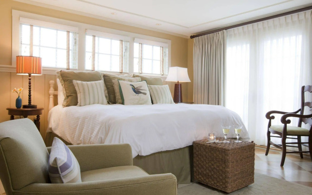 Vineyard Square Hotel & Suites