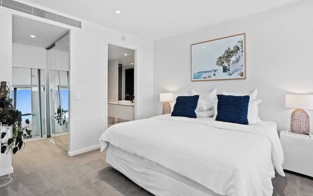 Palm Beach Luxury with Hinterland Views