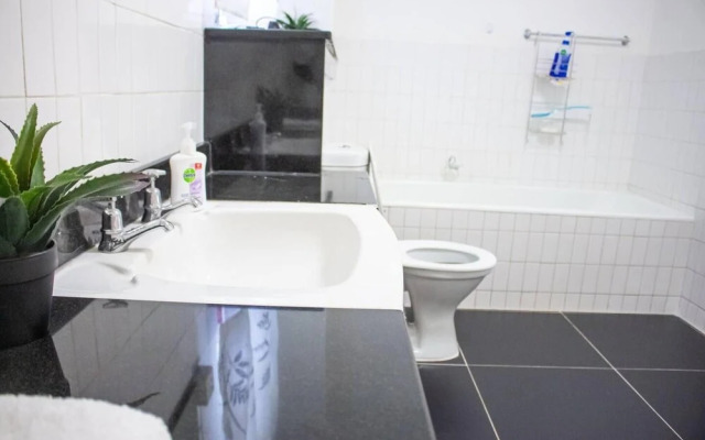 Inviting 3-bed Apartment In The City