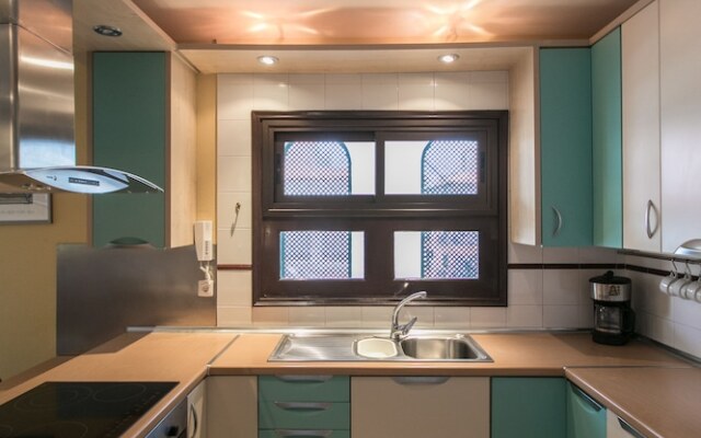 The Midpoint Apartment, Coastal Life Between the Two Beaches