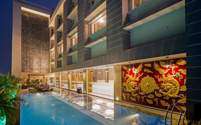 Hotel Saffron Crest