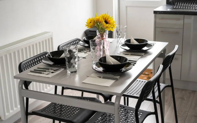 Modern 4 Bed House-free Parking