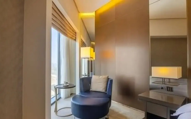 Elegant 1BR Apartment Near Dubai Frame