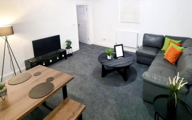 STYLISH 2 Bed APARTMENT WITH PARKING