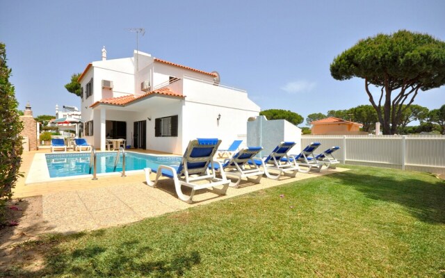 Spacious 4 Bedroom Villa Located in its own Grounds, With Private Pool and Bbq