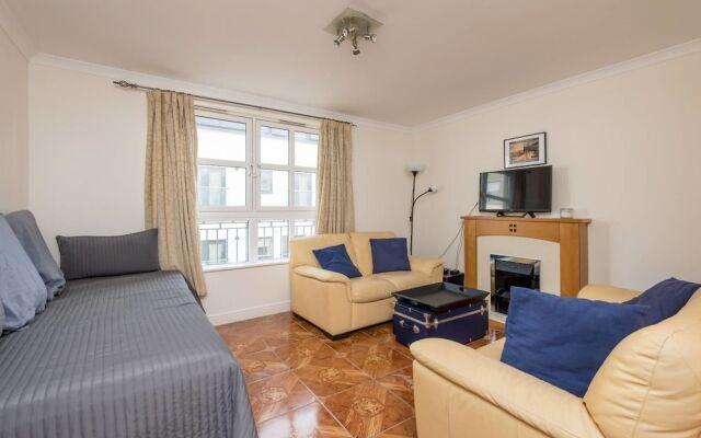 Central 2 Bedroom Apt W Parking Close To Royal Mile